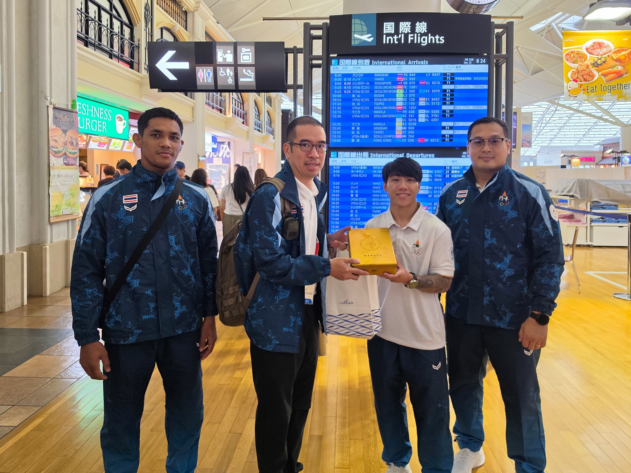Officials from the Thai Consulate presented souvenirs to Amp Kanachon and the mixed martial arts sports team before their return trip to Thailand. They are expected to arrive in Thailand at approximately 15.00 น.
