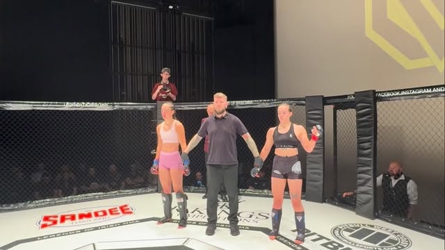 Louise Leblanc gets her W via split decision #clanwars55