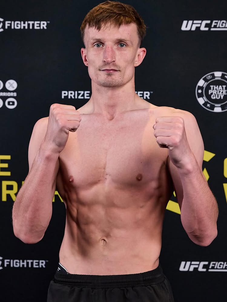 ❌ Despite the fight being off @damienmckenna_ ( @omma_ryano ) makes weight at @cagewarriors 208 like a true pro despite his opponent no showing 👊🦏🇮🇪