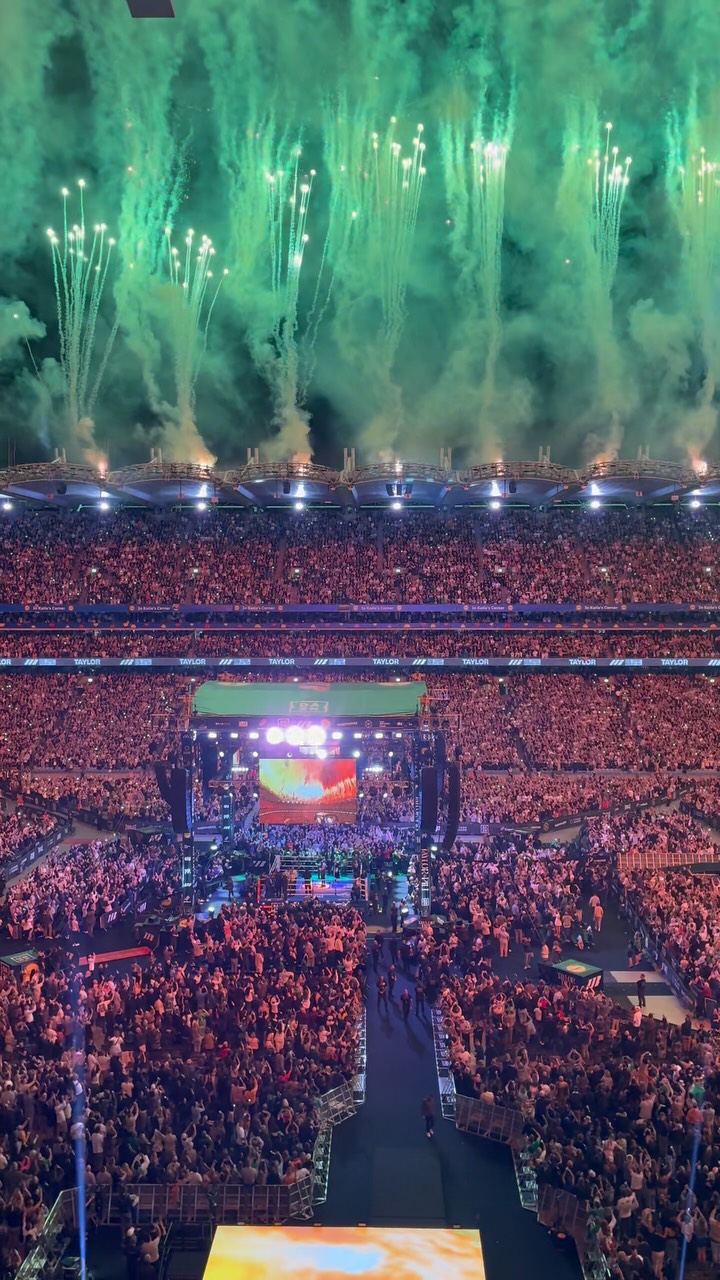 Fireworks for the Queen of Irelands Walkout @katie_t86