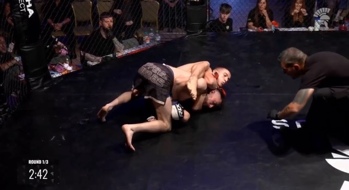 @jakeduncan_10 ( @teamevolvederry ) gets the R1 Submission win at @virtusmma 6 👊