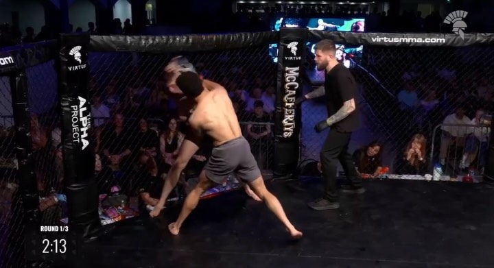 @jaymccourtneymma ( @eiregrapple ) gets the R1 KO at @virtusmma 6 👊