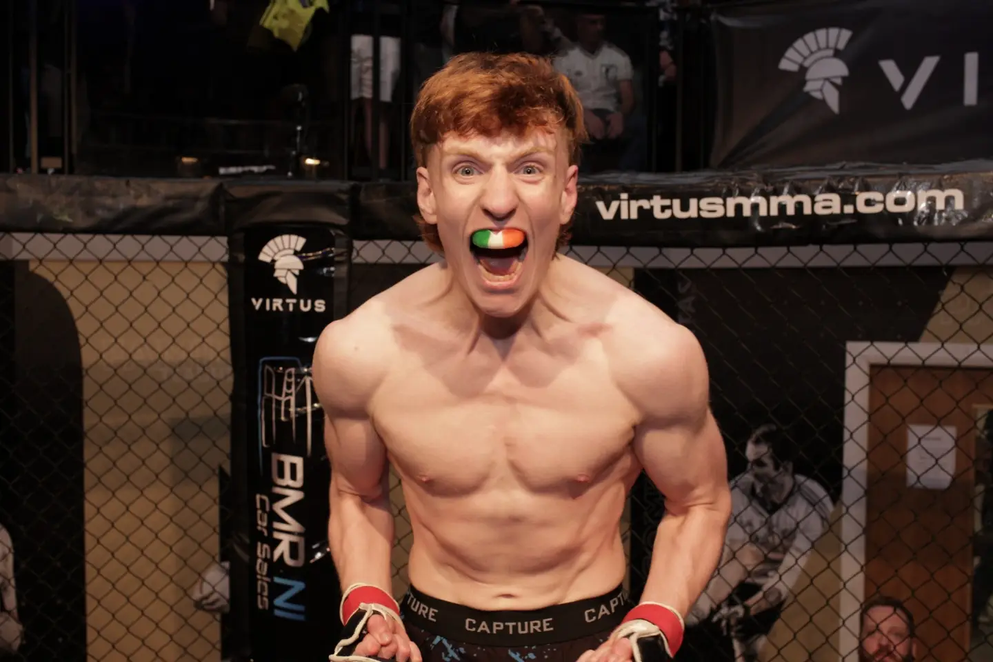 Peadar Mackie defeats Simon Cox by KO at 1:25 of the very first round 🔥