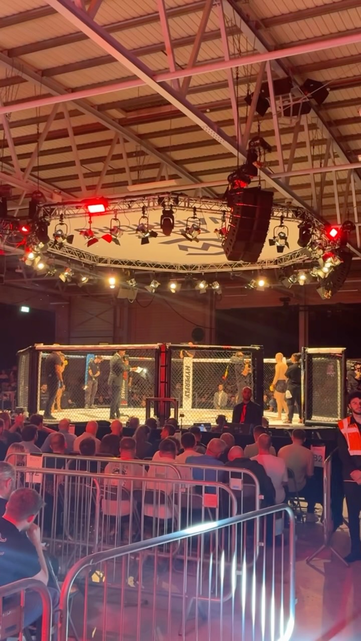 @conormccarthymma ( @sbgnaas ) is back in the yellow gloves at @cagewarriors 210 Dublin 🦍