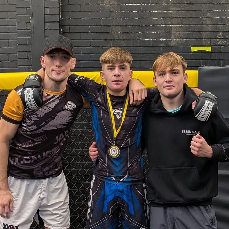 Sean Irvine @newera.mma gets the submission in the first round 🥇